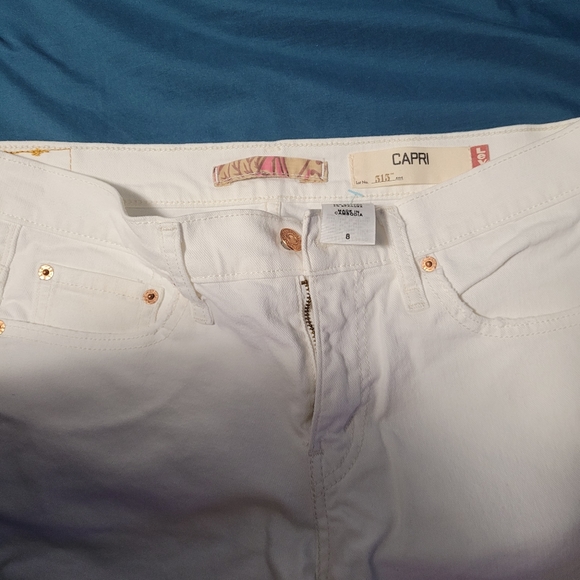 Levi White Capri Pants - Picture 2 of 3